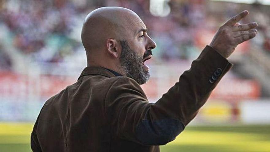 David Movilla, entrenador del Zamora CF, da indicaciones durante el encuentro frente al Ávila.