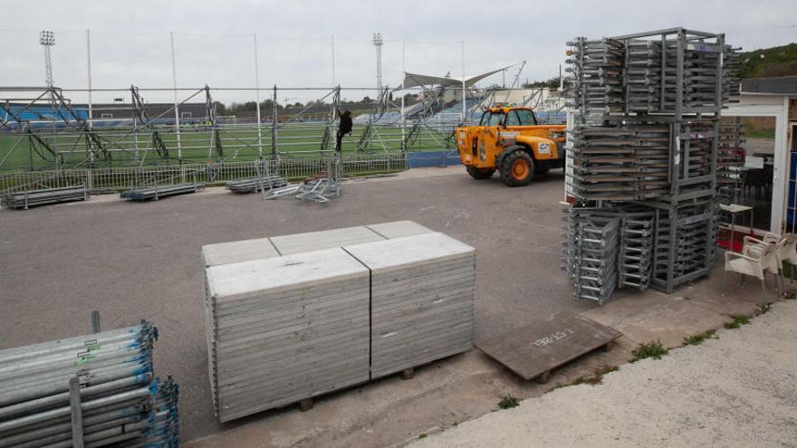 Trabajos de colocación de la grada supletoria para el partido de Copa