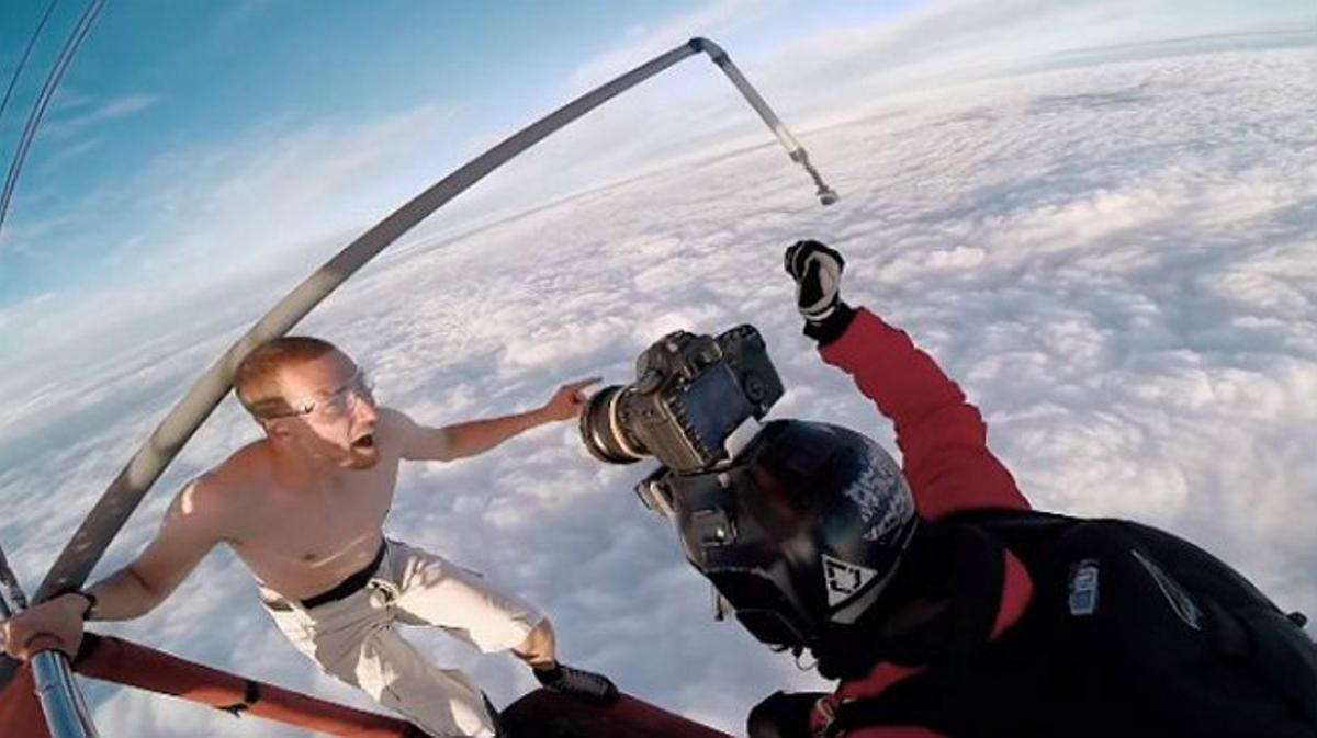 El deportista finlandés Antti Pendikainen se graba tirándose desde un globo aerostático ¡sin paracaídas!.