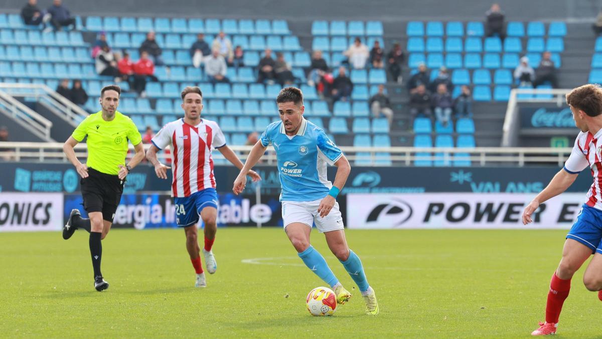 Fran Castillo conduce el balón durante el partido ante el Algeciras