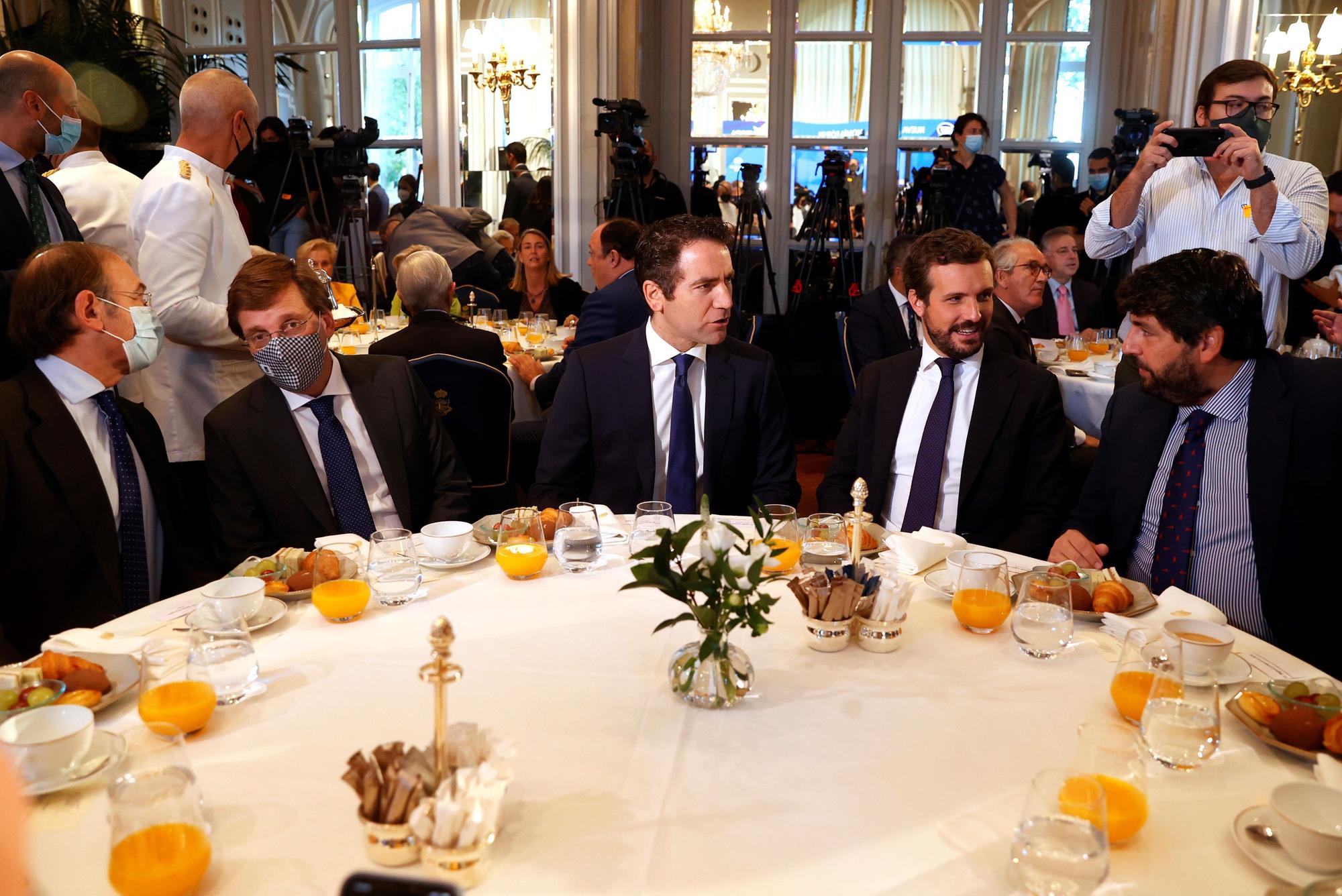 José Luis Martínez Almeida en desayuno con Casado y García Egea