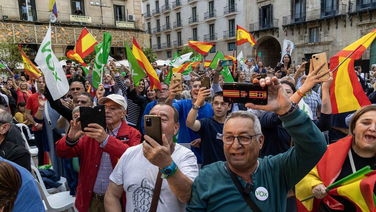 Así ha sido el mitin de VOX con Abascal en la plaza del Ayuntamiento de Alicante.