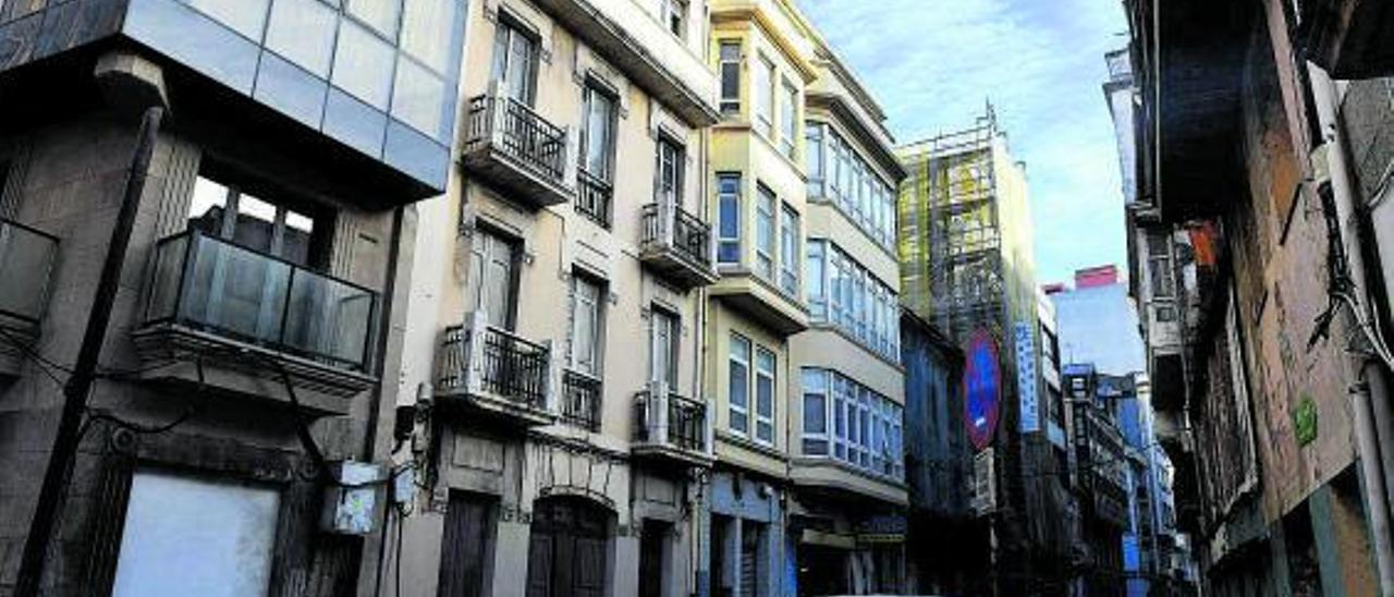 Edificio con balcones en Cordelería