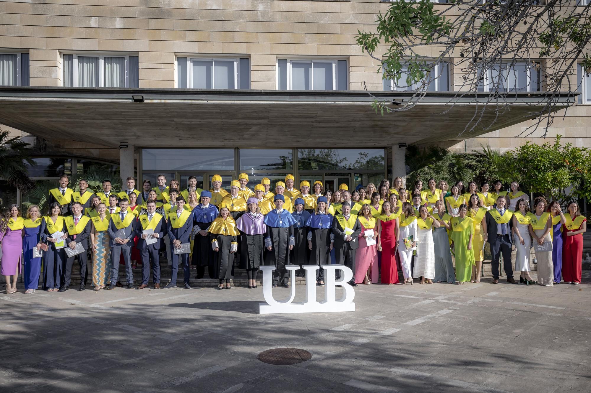 La UIB gradúa a una nueva hornada de 58 médicos en Mallorca: "Estudiar Medicina ha sido muy duro, pero gratificante"