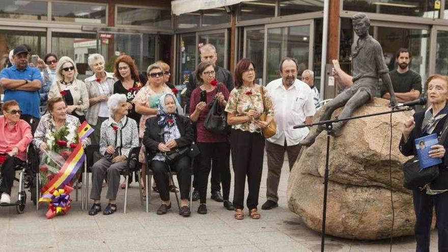 A la derecha, Araceli Ruiz se dirige al público durante el acto, con sus hermanas Conchita y Angelines (primera y segunda por la izquierda) sentadas junto a otras &quot;niñas de la guerra&quot;.