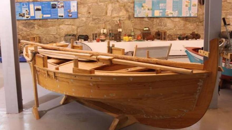 Una embarcación tradicional recuperada en el Museo de la Salazón de O Grove.  // Muñiz