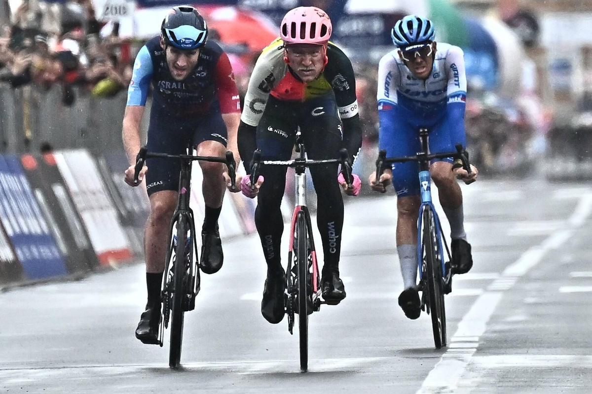 Viareggio (Italy), 16/05/2023.- Danish rider Magnus Cort Nielsen (C) of Ef Education - Easypost wins the 10th stage of the 2023 Giro d’Italia cycling race over 196 km from Scandiano to Viareggio, Italy, 16 May 2023. (Ciclismo, Italia) EFE/EPA/LUCA ZENNARO