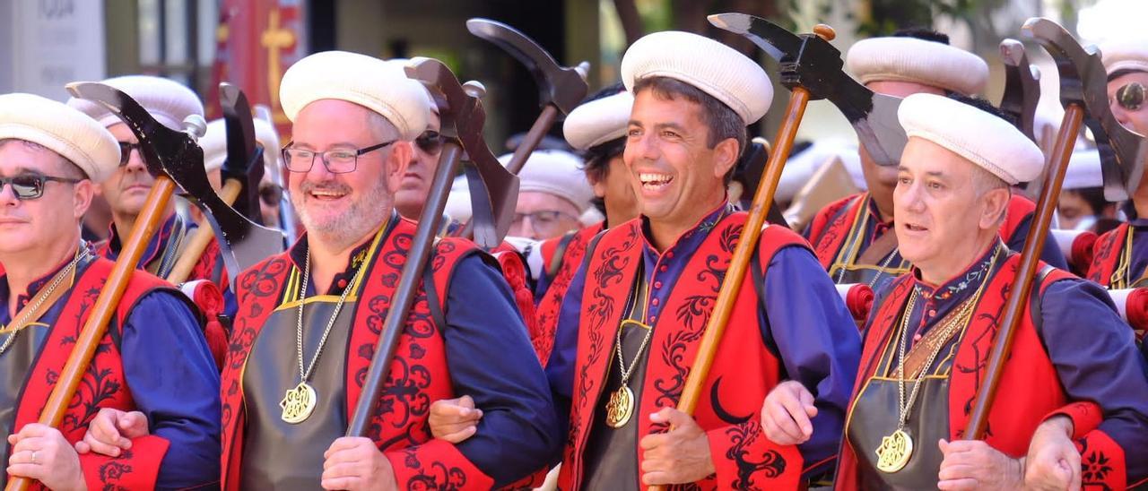 Pepe Hernández y Carlos Mazón desfilando codo a codo en La Entrada de las fiestas de Villena el pasado día 5 de septiembre.