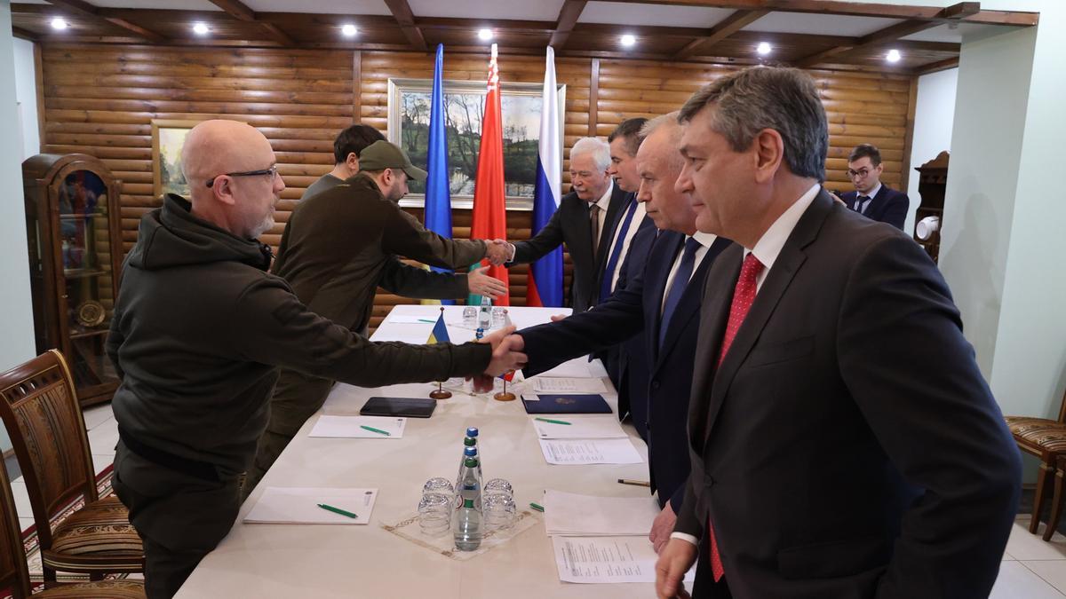 Las delegaciones de Rusia y Ucrania en una de las últimas negociaciones presenciales.