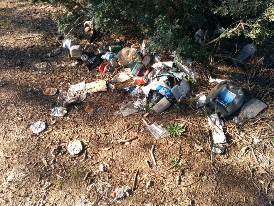 Un abocador incontrolat en plena natura entre el Xup i Salelles