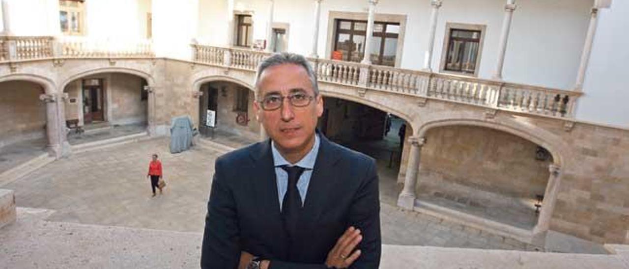 El magistrado Diego Gómez-Reino posa en el patio de la Audiencia, que ahora preside.