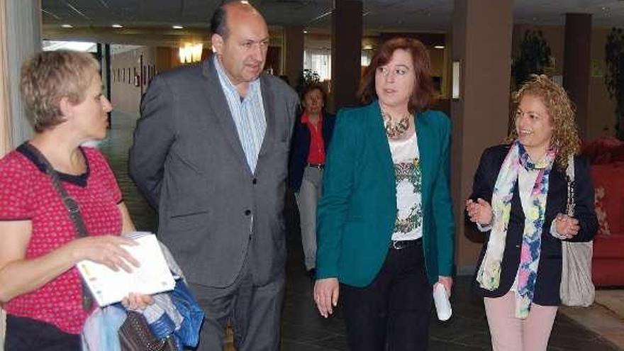 Rogelio Martínez con Susana Abella, ayer en Cenlle.  // Iñaki Osorio