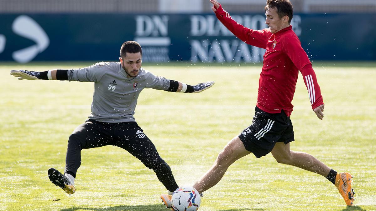 El portero Iván Martínez durante un entrenamiento con Osasuna la pasada temporada.