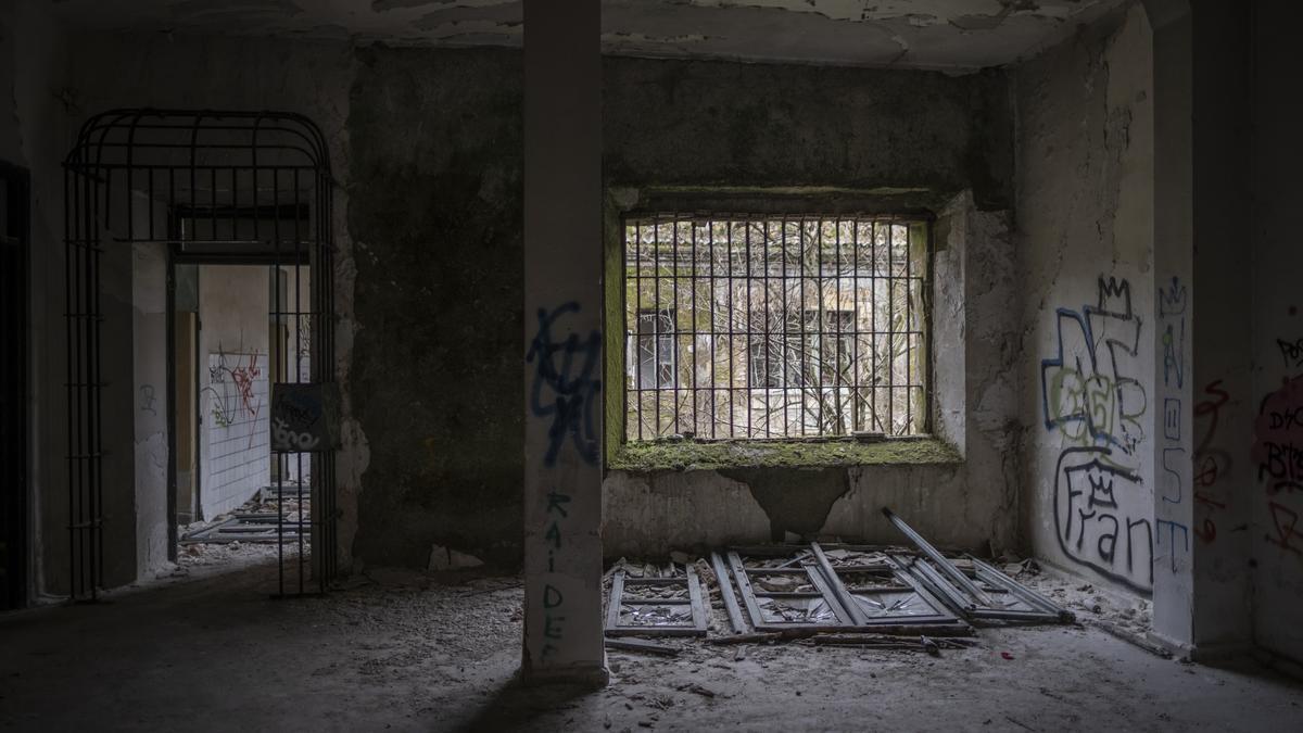 Durante años, el edificio sufrió pintadas, robos y ocupaciones.