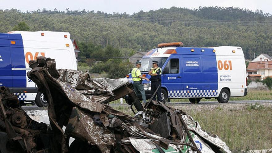 Dos heridos graves al salirse de la vía y volcar un camión