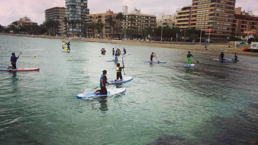 Gente practicando paddle surf en Santa Pola.