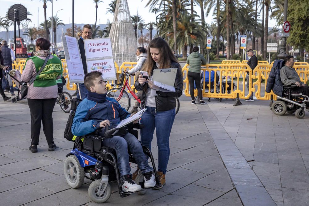 Medio centenar de personas participan en la primera marcha Milla Accesible