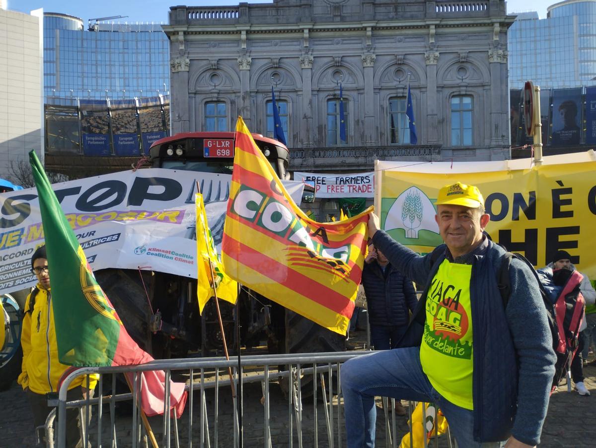 Javier Fatás, junto a una bandera de Aragón en la plaza de Luxemburgo de Bruselas, este jueves.