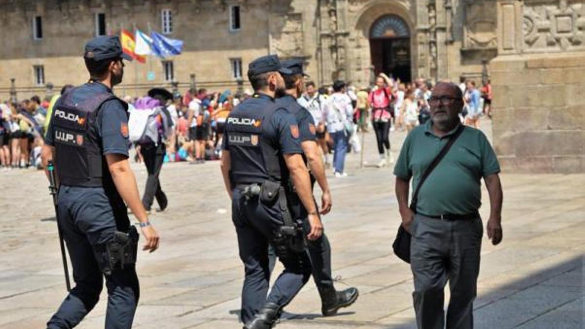 Agentes de la Policía Nacional en la plaza del Obradoiro