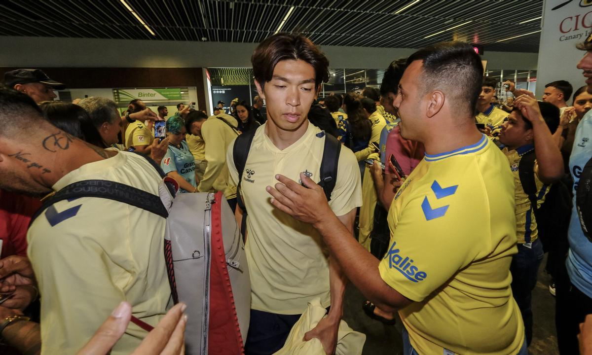 Aficionados reciben a la UD Las Palmas en el aeropuerto tras sellar el playoff