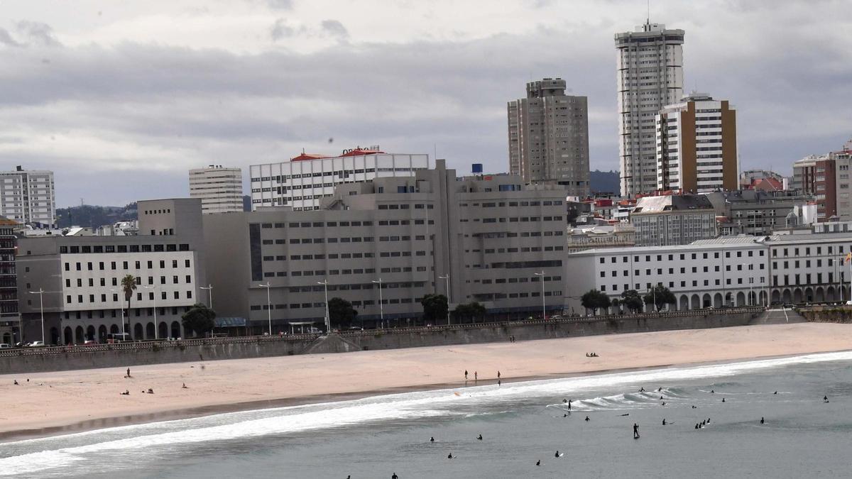 Vista de la playa del Orzán un día con cielo nublado en A Coruña.