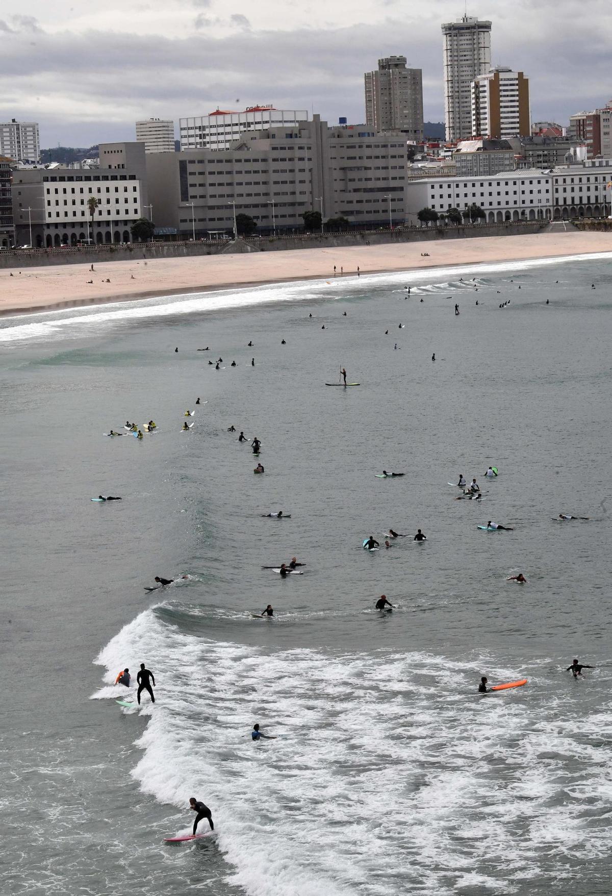 El oleaje en el Orzán anima a los surfistas de A Coruña a subirse a las tablas El oleaje en el Orzán anima a los surfistas de A Coruña a subirse a las tablas