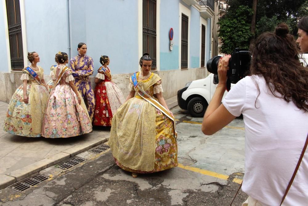 La fallera mayor y la corte exhiben la indumentaria para Harper's Bazaar