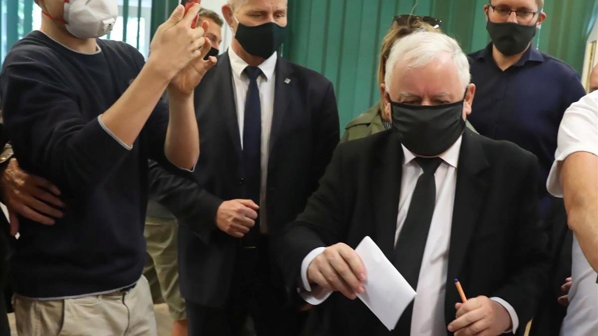 Jaroslaw Kaczynski, líder del ultraconservador Ley y Justicia, deposita su voto en las elecciones presidenciales de este domingo, en Varsovia.