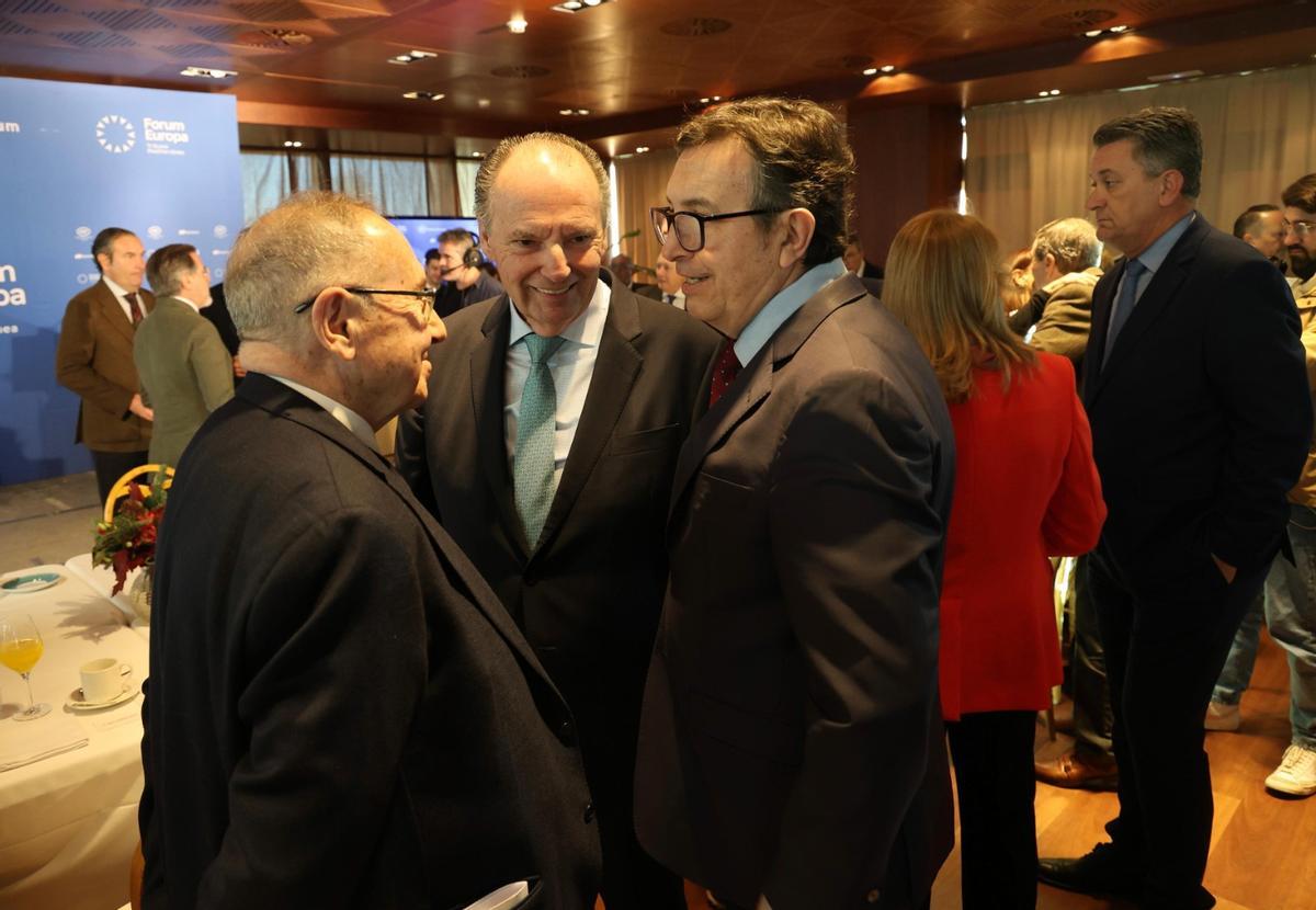 Bonet, Morata y Lafuente conversan durante el encuentro.