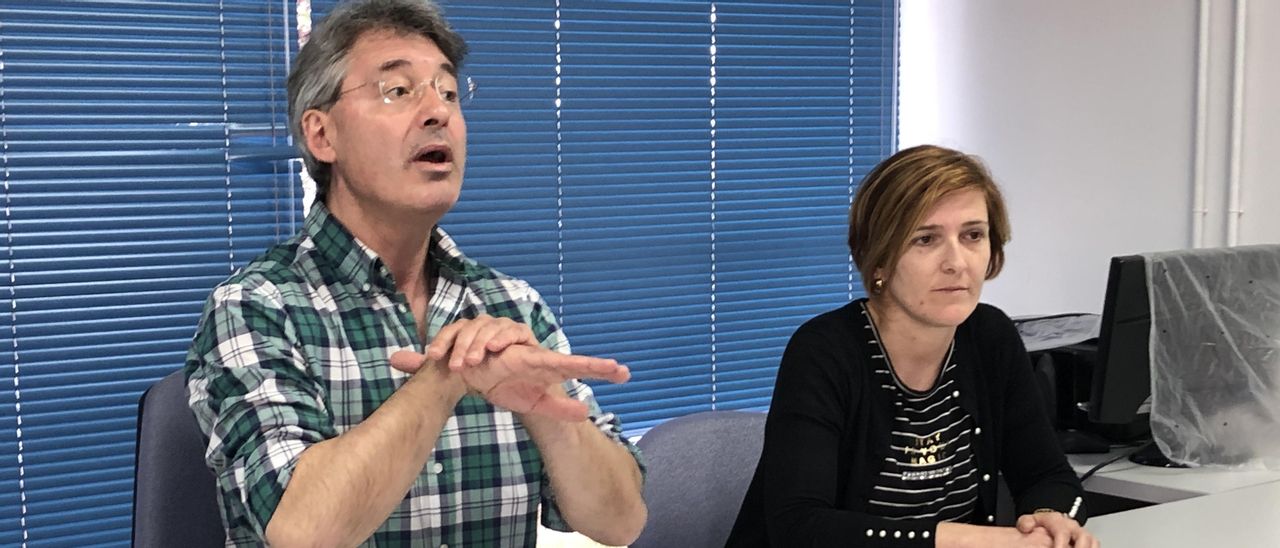 El alcalde y la concejala de Educación, Pilar Galiñanes.