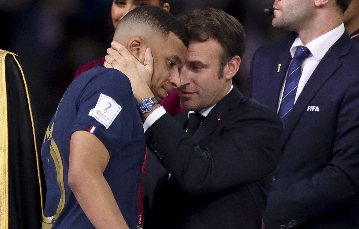 El presidente de Francia, Emmanuel Macron, saluda al futbolista Kylian Mbappé