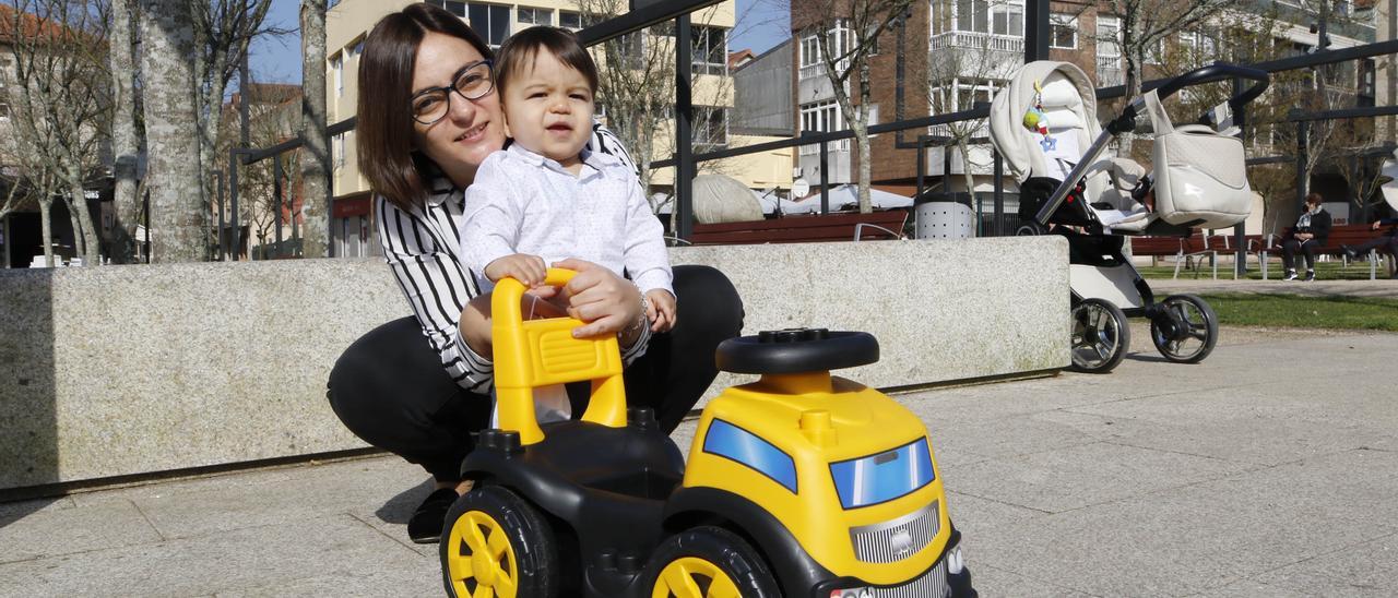 Patricia Prieto, con su hijo Xabier en Tomiño.