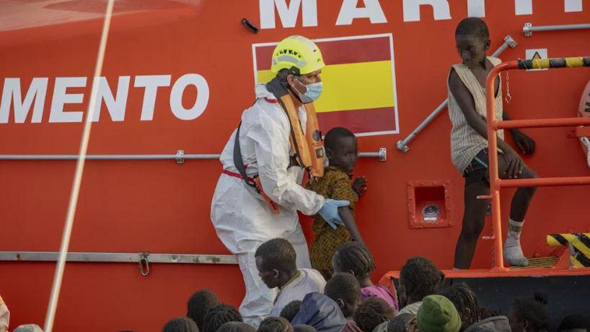 Murcia estudia llevar a los tribunales el decreto de reparto de menores migrantes del Gobierno central
