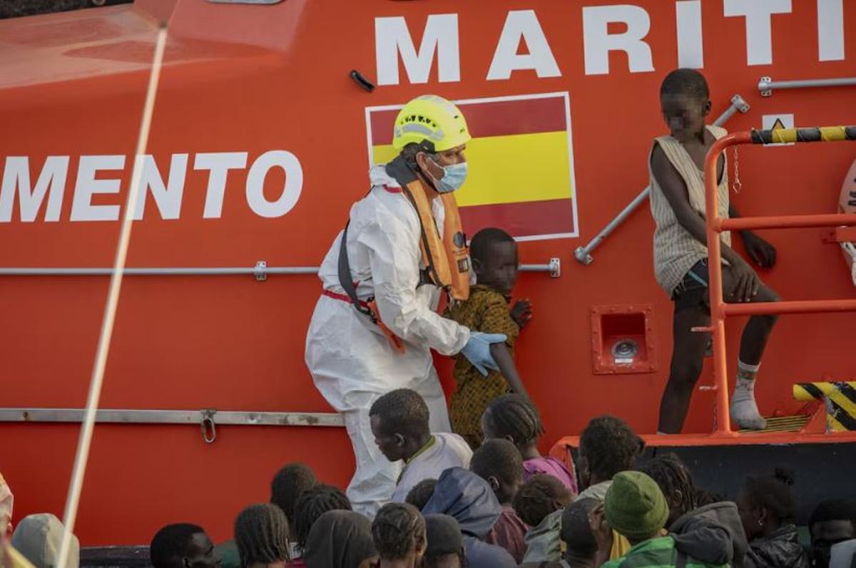 Un grupo de personas migrantes es rescatado por Salvamento Marítimo.