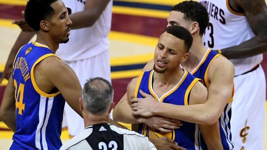 Curry lanzó su protector bucal contra un aficionado de Cleveland
