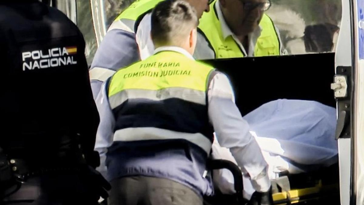 Captura de vídeo de los miembros de la funeraria y de la Policía Nacional que trasladan el cuerpo de un joven de 21 años que ha fallecido este domingo en Sevilla