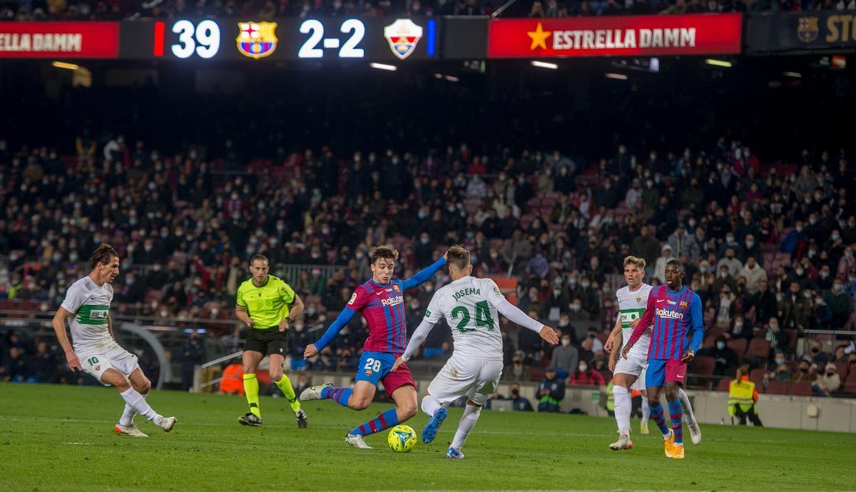 Nico suelta el derechazo que le da el triunfo al Barça sobre el Elche en el Camp Nou (3-2).