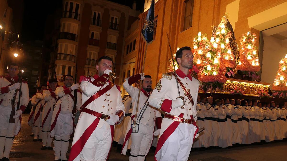 Los granaderos ante ‘La Pequeñica’ en la recogida de la madrugada