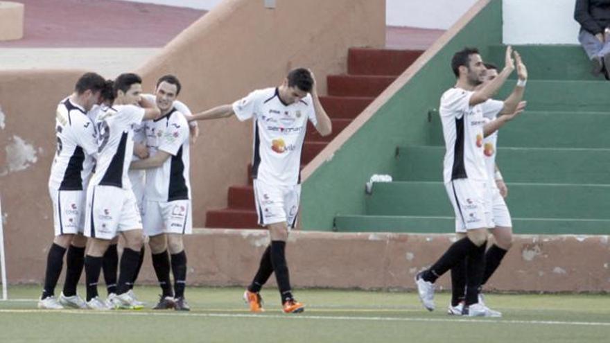 Los jugadores de la Peña Deportiva celebran el primer gol que le marcaron el domingo al Manacor.