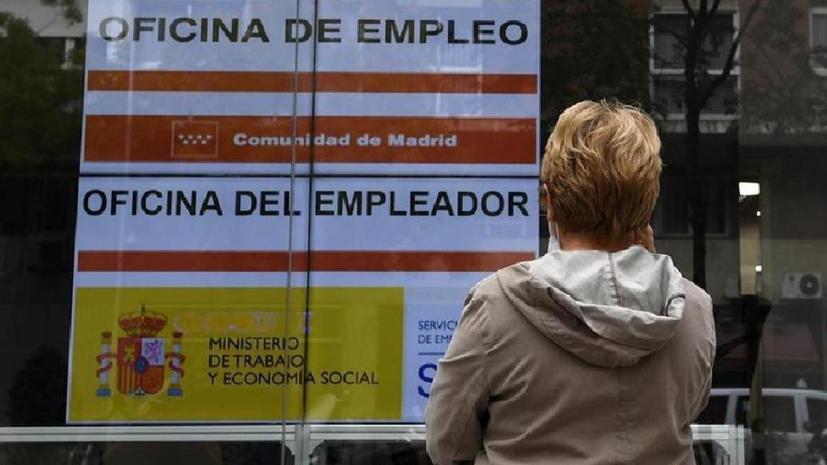 Una mujer, frente a una oficina del SEPE.