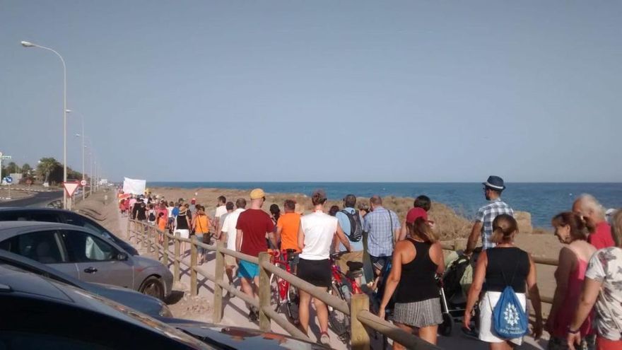 Vecinos de Benajarafe y Chilches protestan por los retrasos de la Senda Litoral