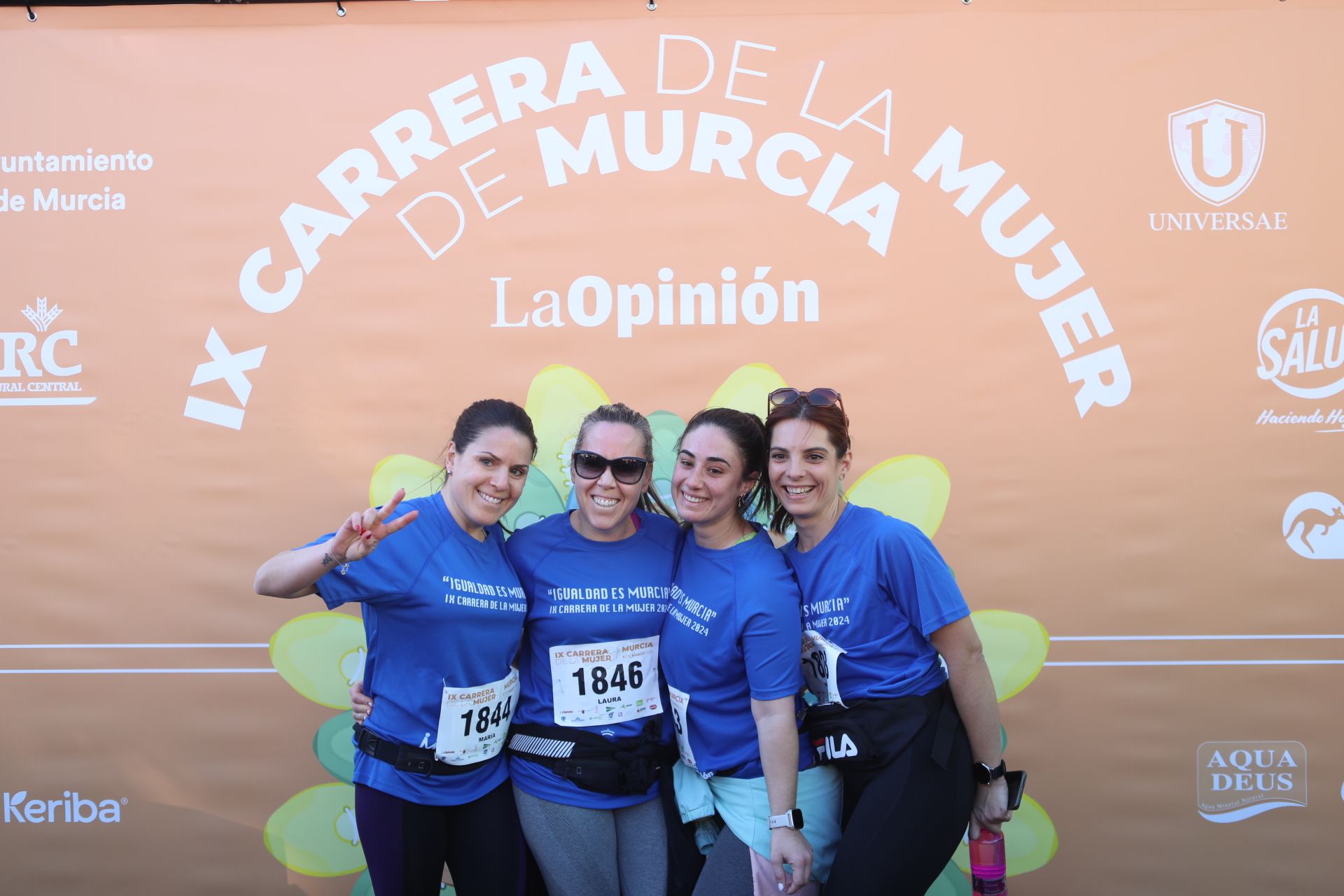 Las participantes posan en el photocall tras finalizar la Carrera de la mujer de Murcia