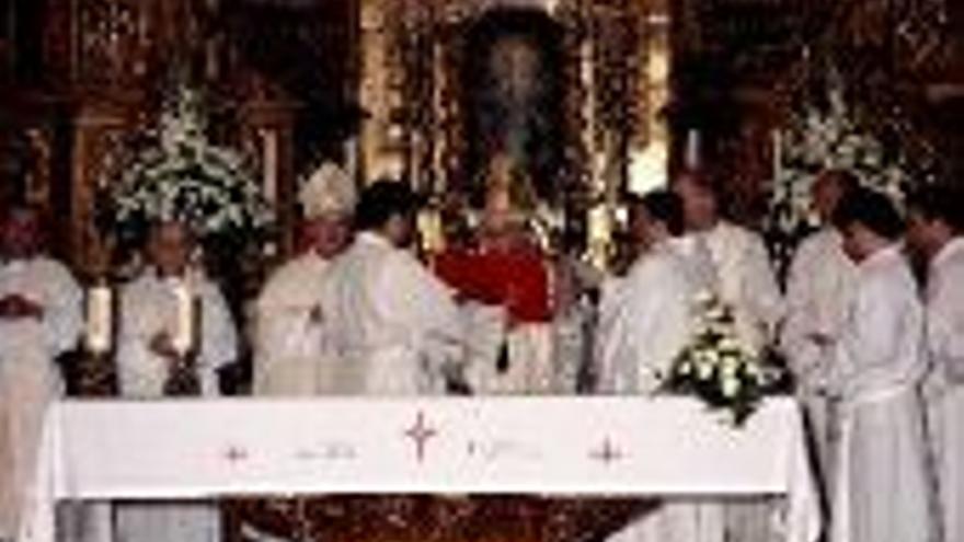 Unas 300 personas despiden al arzobispoAntonio Montero