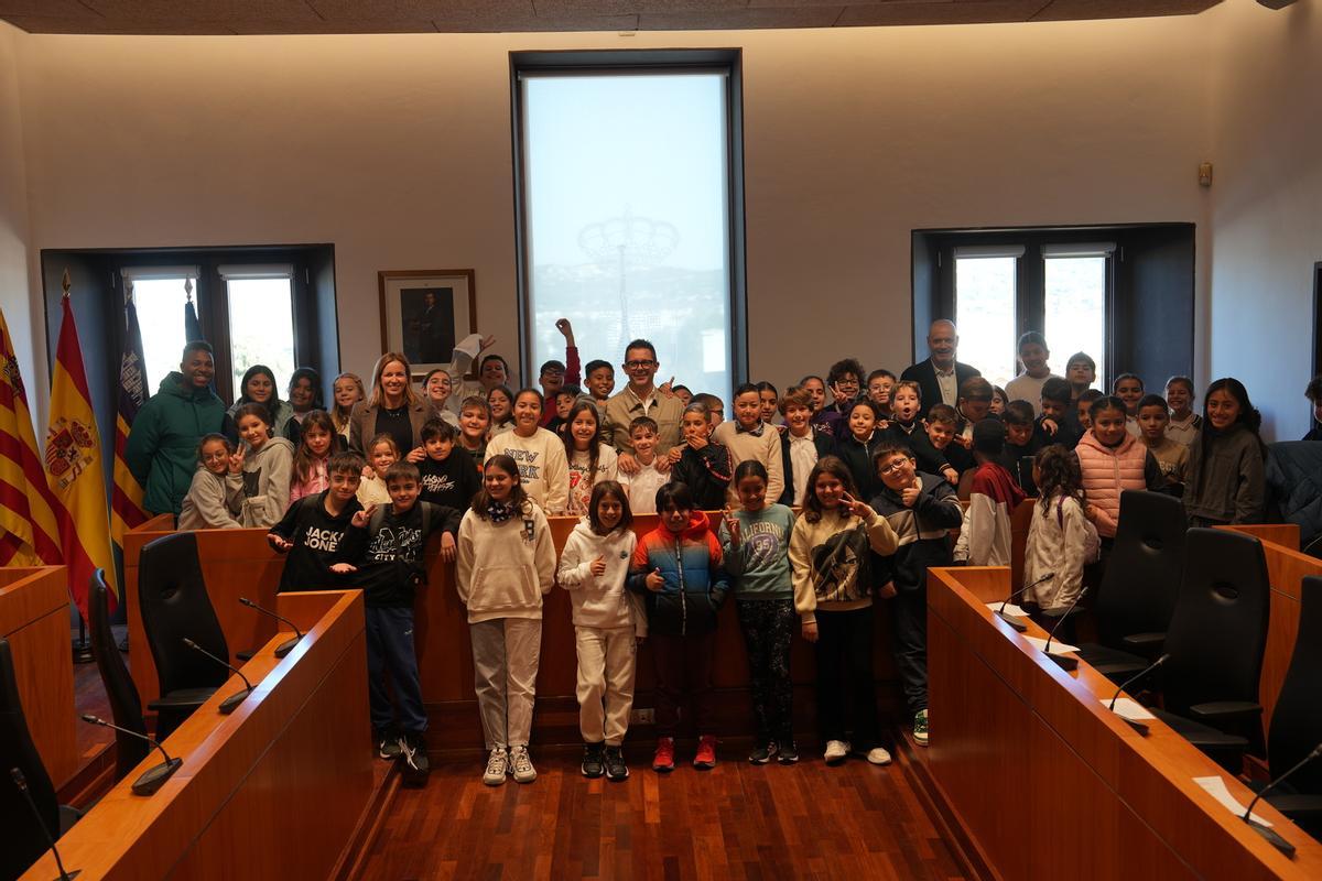 Alumnos de Ibiza llevan al pleno del Ayuntamiento sus propuestas para mejorar la ciudad