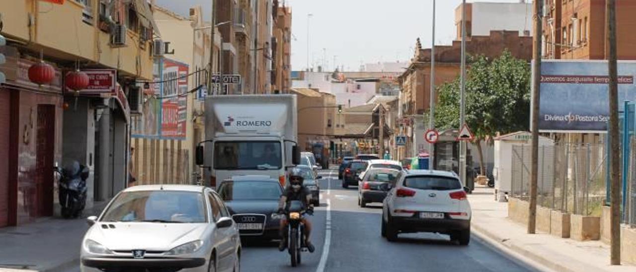 Vehículos diésel y gasolina circulan por la antigua carretera de Barcelona, en Tavernes Blanques.