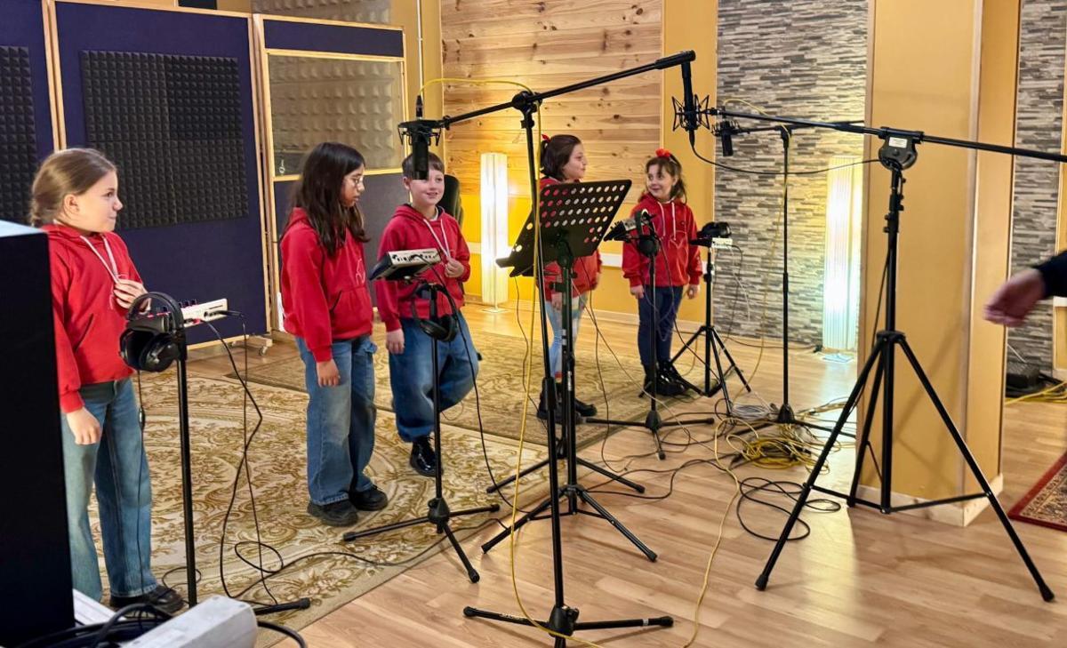 Los alumnos del colegio Trilema Zamora, en el estudio de grabación de Salamanca. | CEDIDA