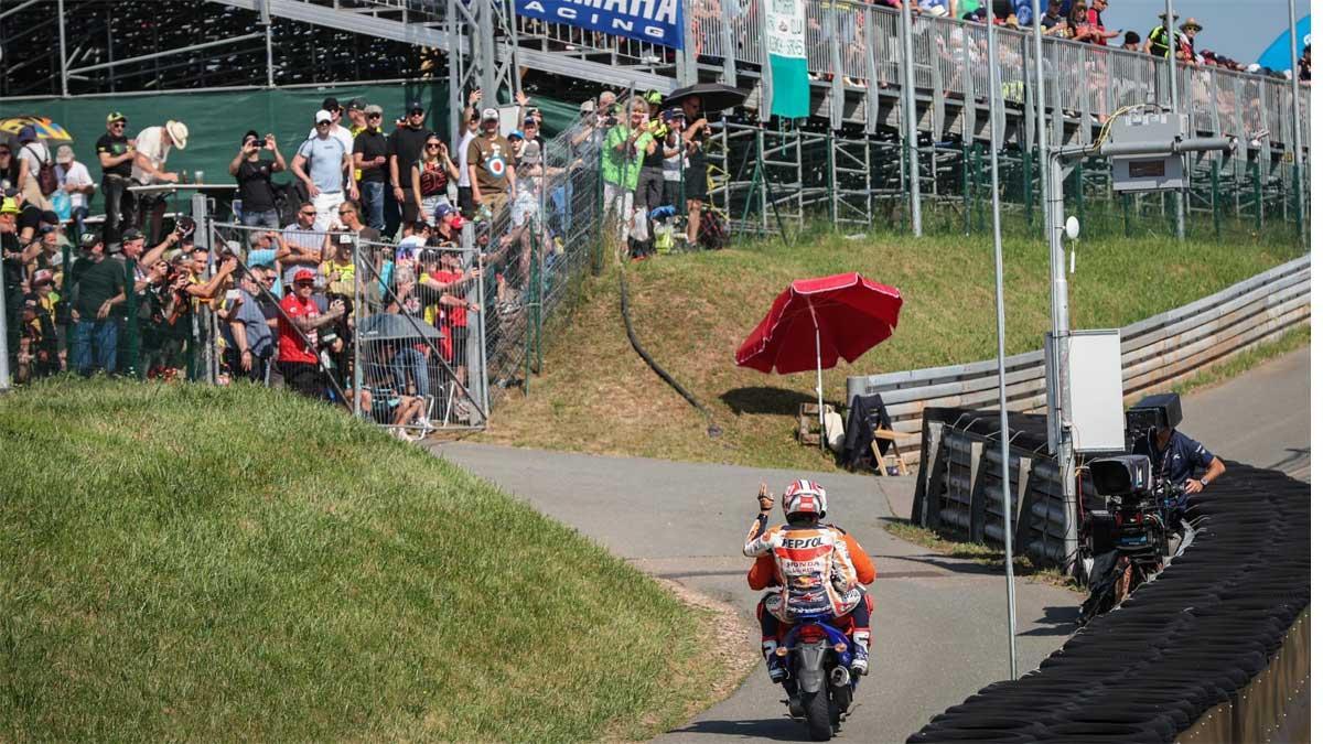 Márquez abandona la pista tras una de sus caídas este fin de semana en Sachsenring