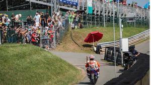 Márquez abandona la pista tras una de sus caídas este fin de semana en Sachsenring