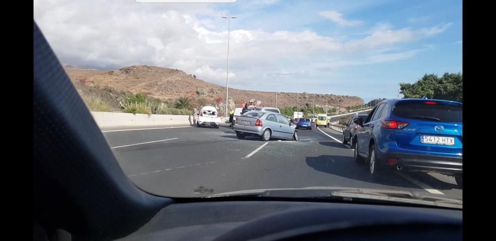 Un accidente múltiple en San Agustín bloquea la autopista del Sur