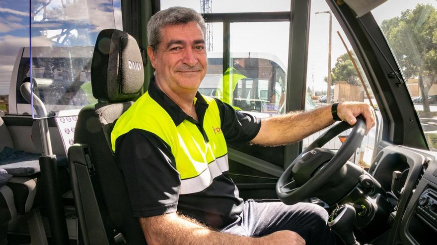 Un trabajador del servicio de transportes.